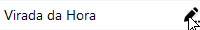 Uma linha de faixa agendada na grade do playout log com a célula de configurações do item e seu ícone de edição com lápis